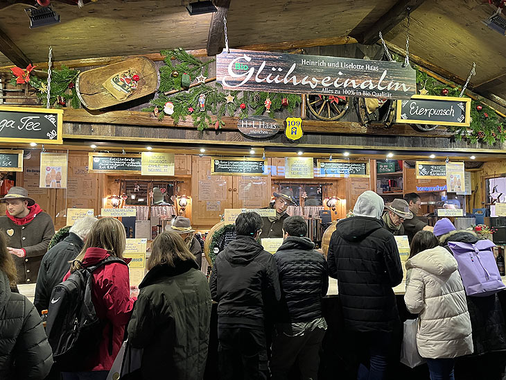 Spöckmeier's Christkindl Stüberl 2022 neu direkt vor dem Alten Hackerhaus in der Sendlingerstr beim Münchner Christkindlmarkt am Marienplatz (©Foto:Martin Schmitz)